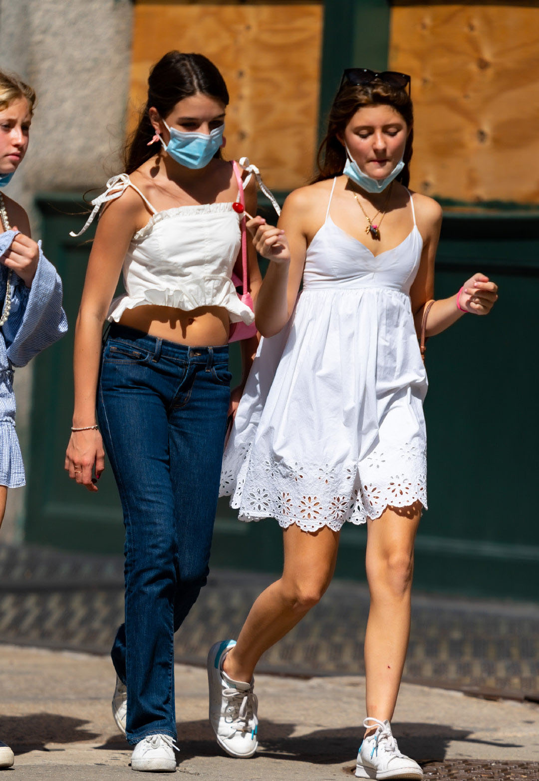 阿汤哥女儿苏瑞·克鲁斯穿吊带短上衣秀小细腿清新迷人真靓