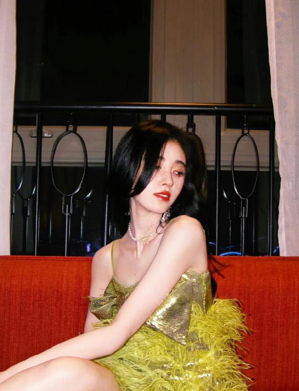 四千年美女鞠婧祎就连脚也是那么小巧可爱,据说只有34码  本文并不