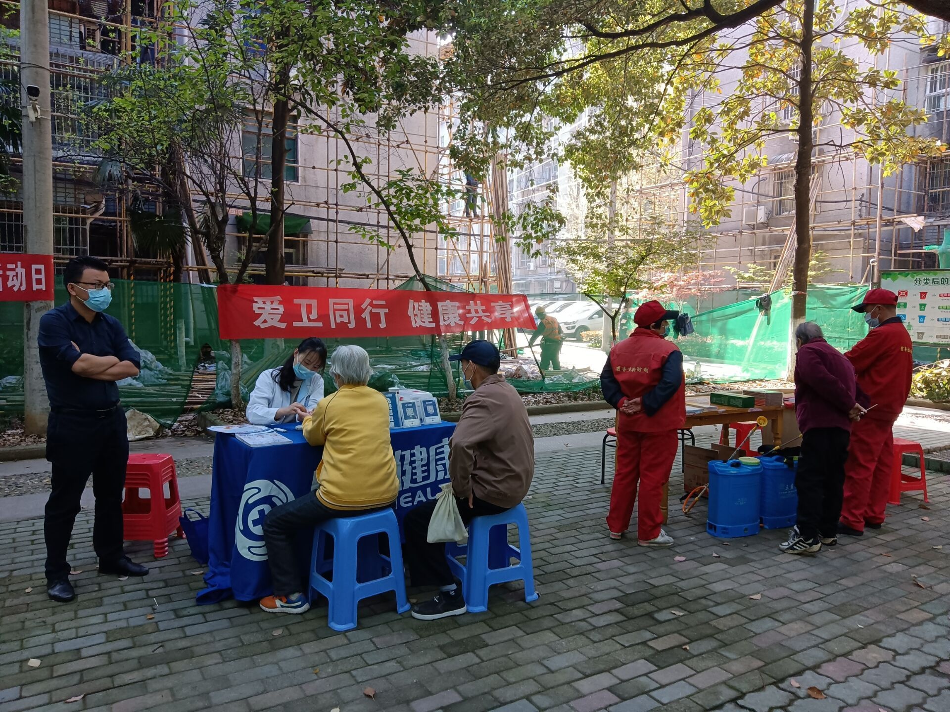 梅苑社区举行"爱卫同行 健康共享"爱卫月主题活动