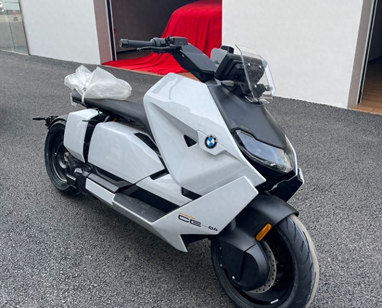 14万买宝马电动踏板ce04,皮带传动,有倒挡可自动倒车