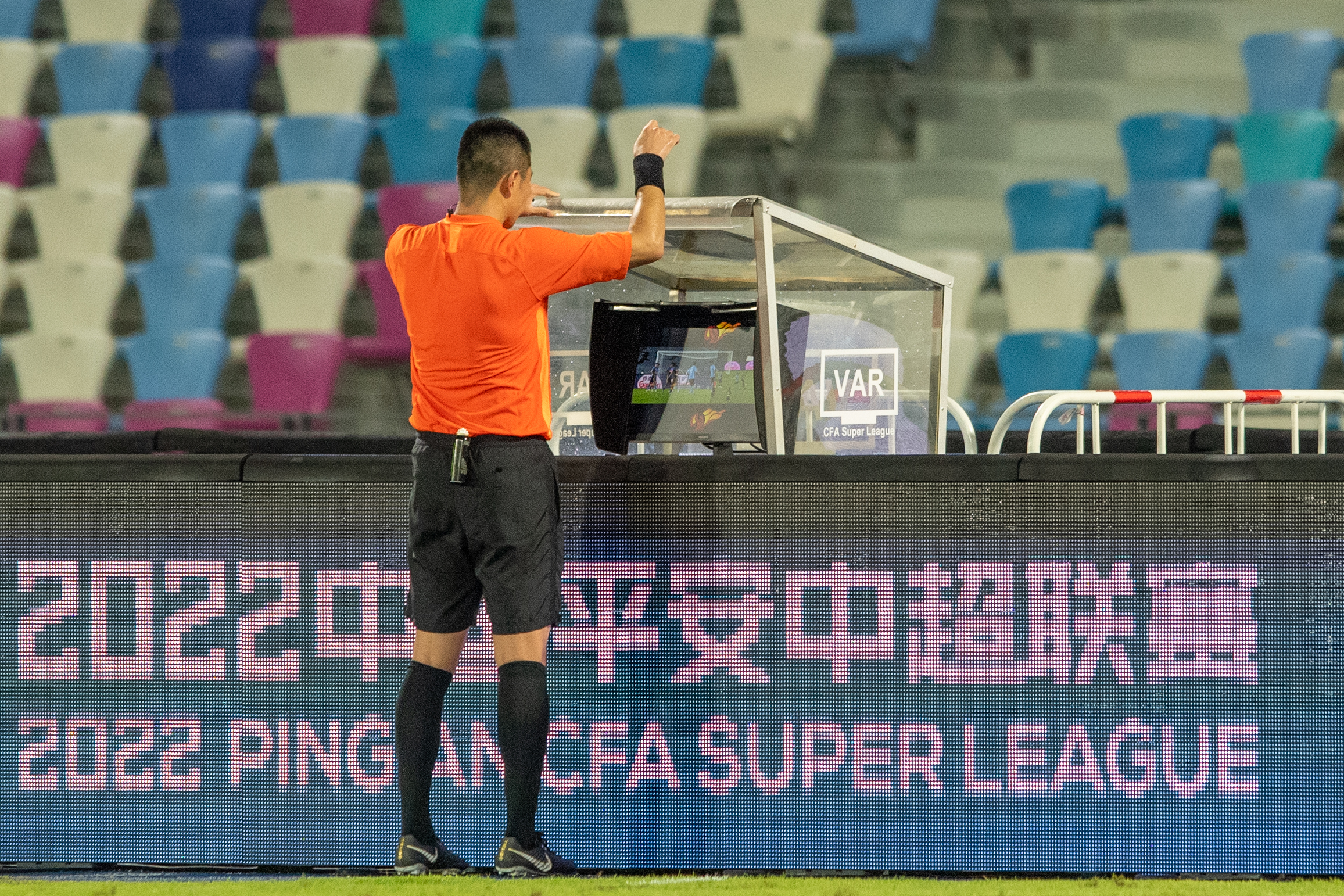 足球——中超:大连人胜广州城(2)