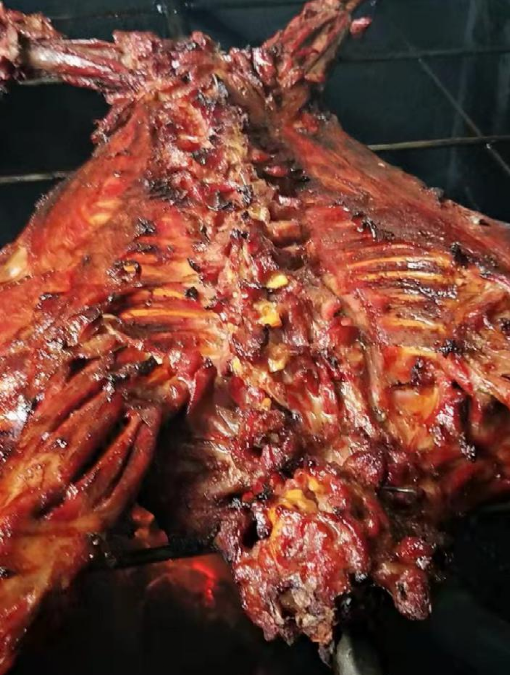 烤全羊,是一道极具地方特色的菜肴.