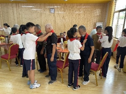 三北小学开展退休教师重阳节"回娘家"活动