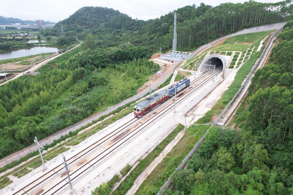 广汕高铁顺利实现"电通",即将进入联调联试阶段