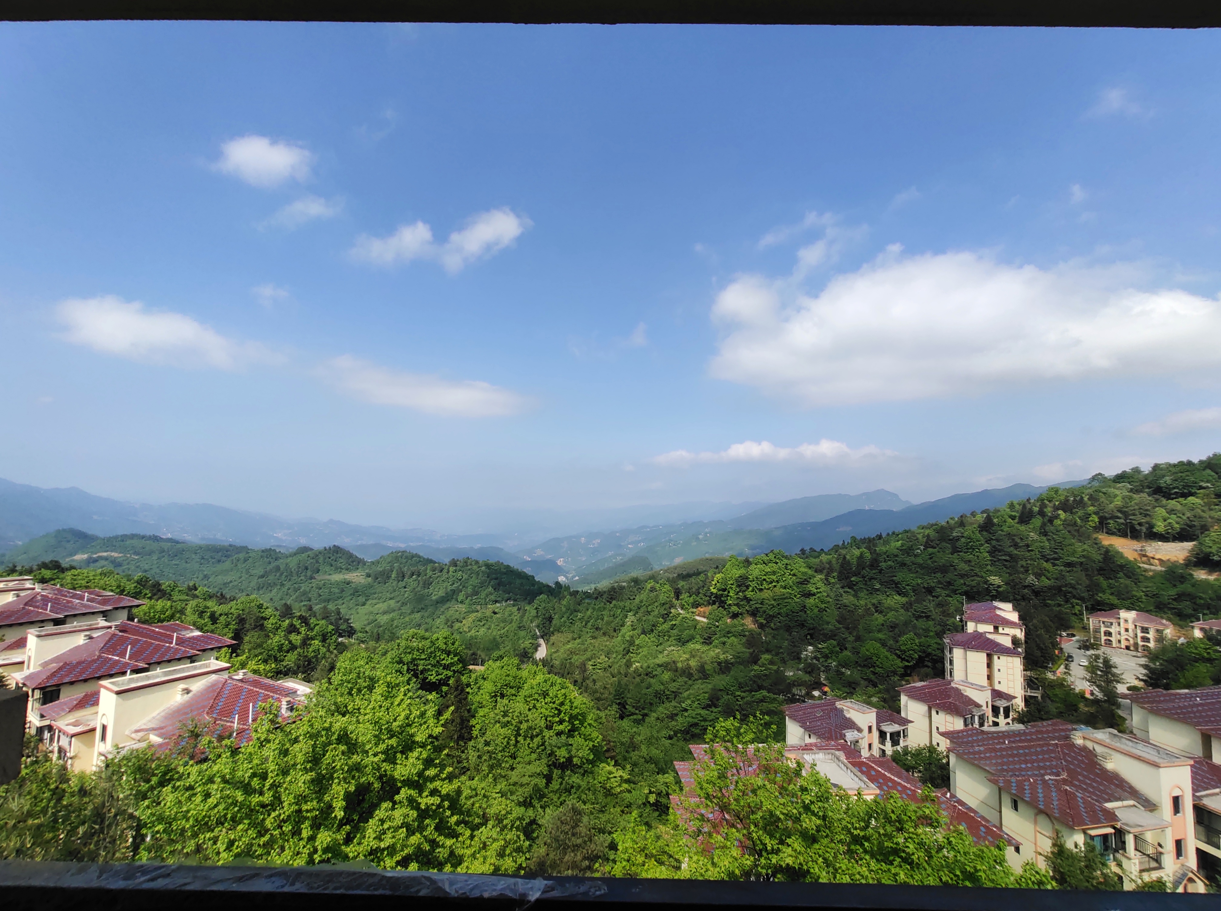 南川避暑房:海拔1300米,仅1.5小时车程配套丰富还有高铁站