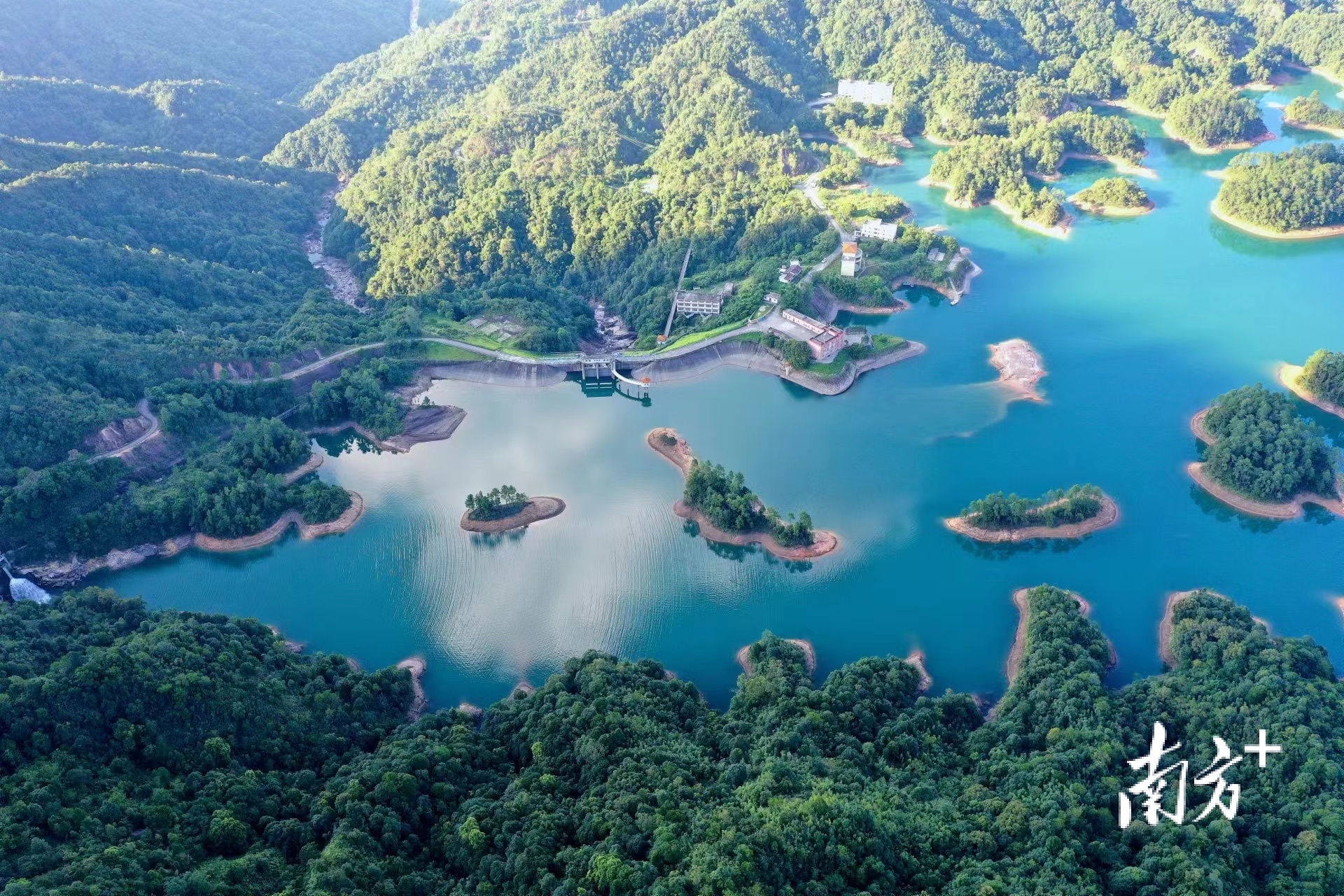 超美壁纸!阳春八甲仙湖风光旖旎|南方拍客看广东