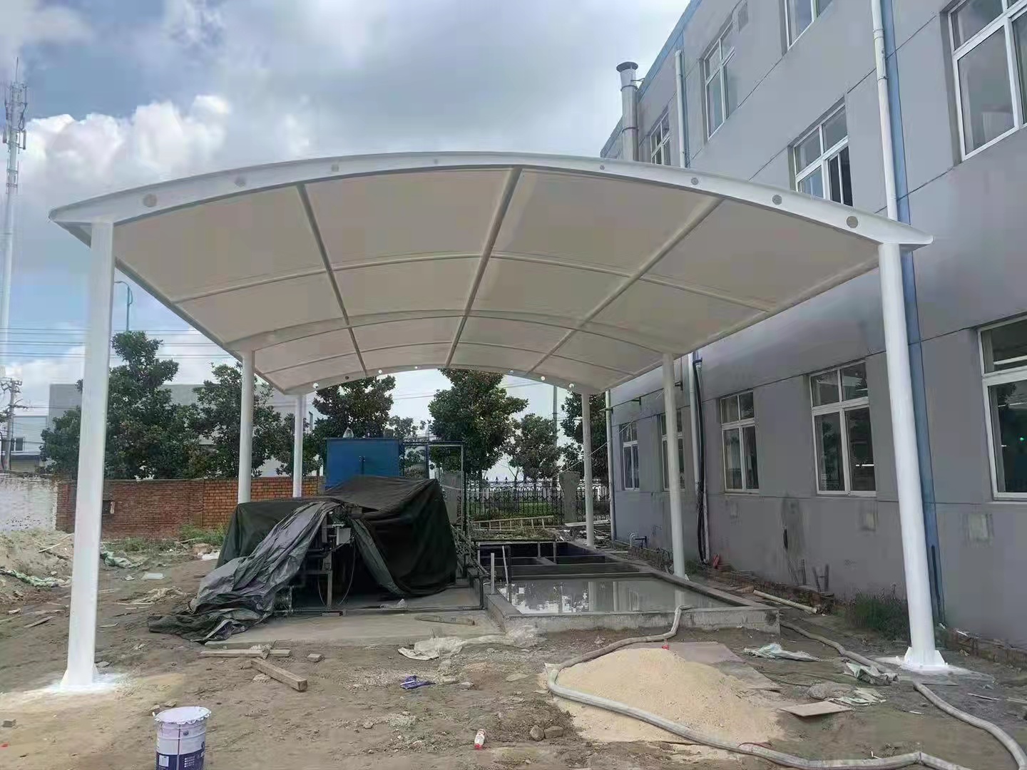 电动车扫码充电挡雨棚安装图片-非机动车停车棚价格安装公司