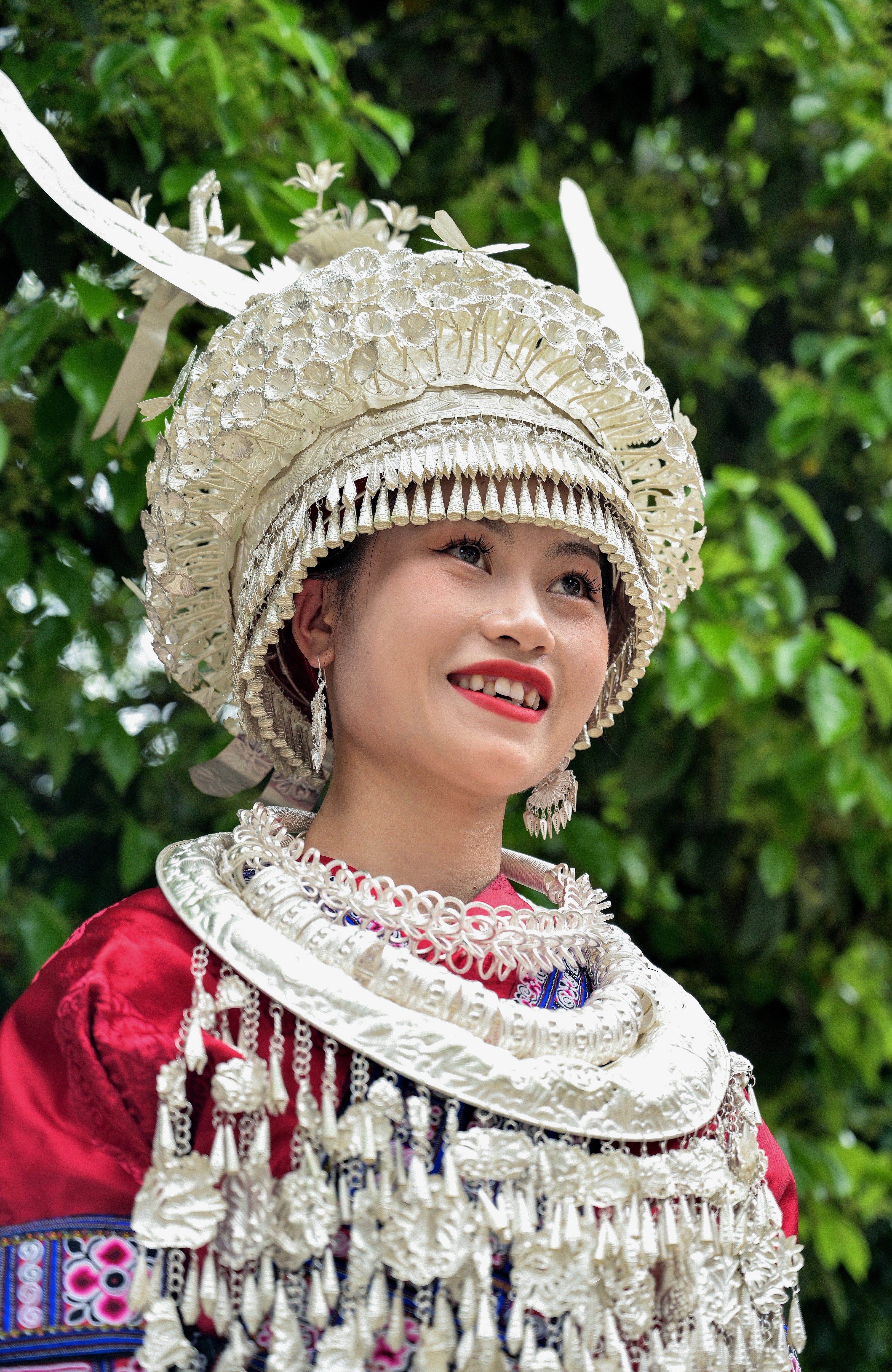 银饰盛装的阿妹