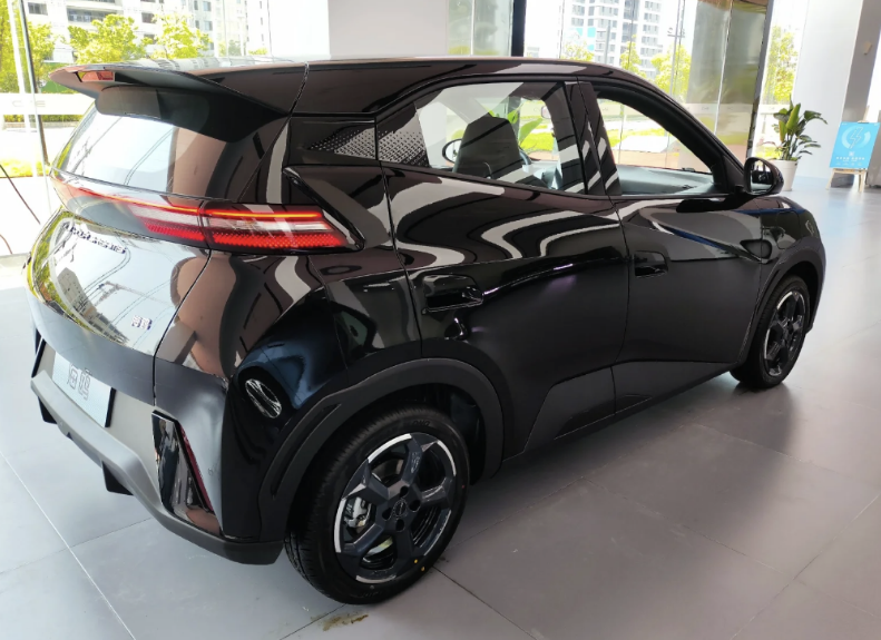 比亚迪海鸥到店,黑色涂装大气,续航表现稳定,入门版值得考虑?