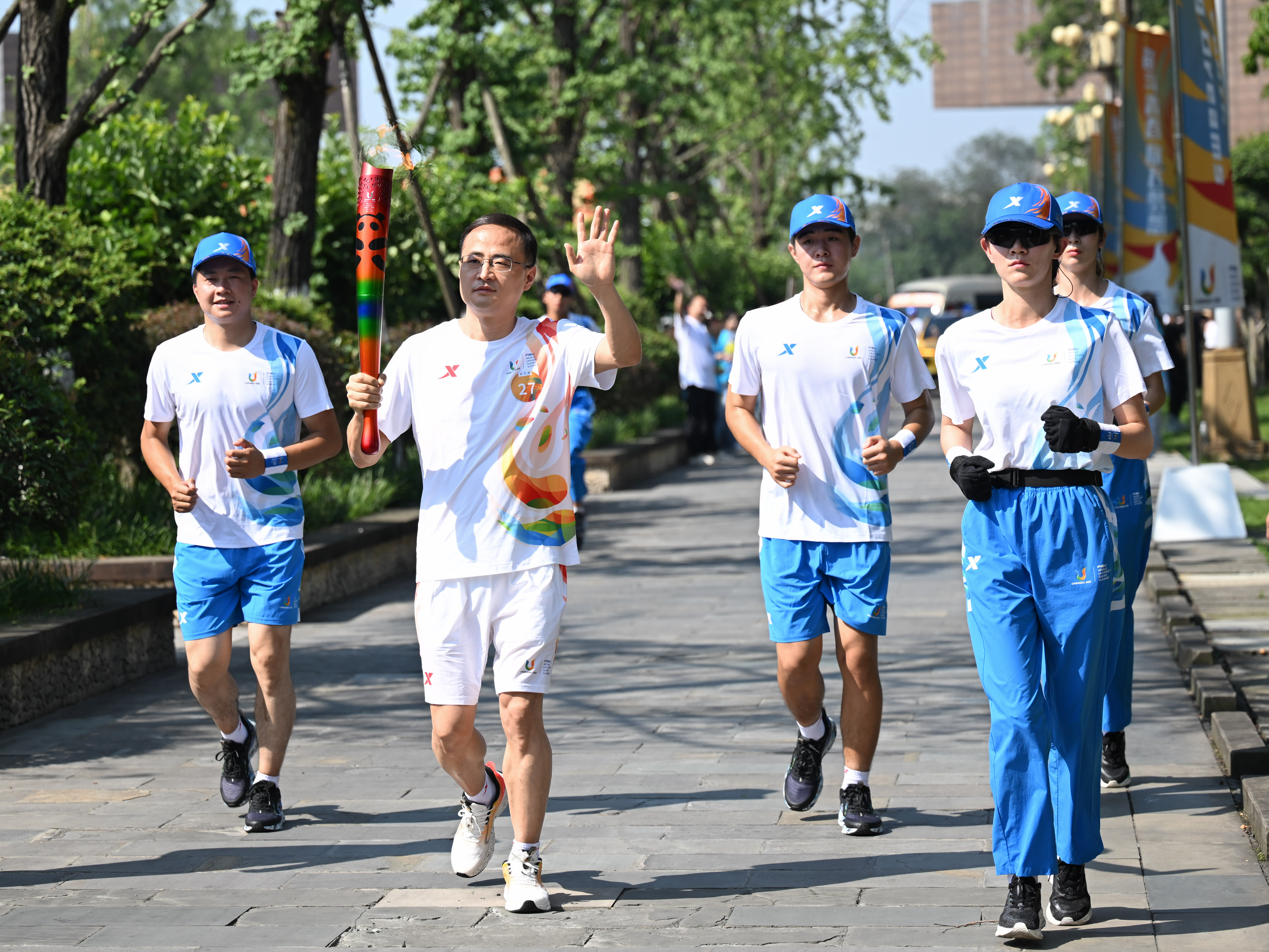 成都大运会火炬在四川师范大学(成龙校区)传递