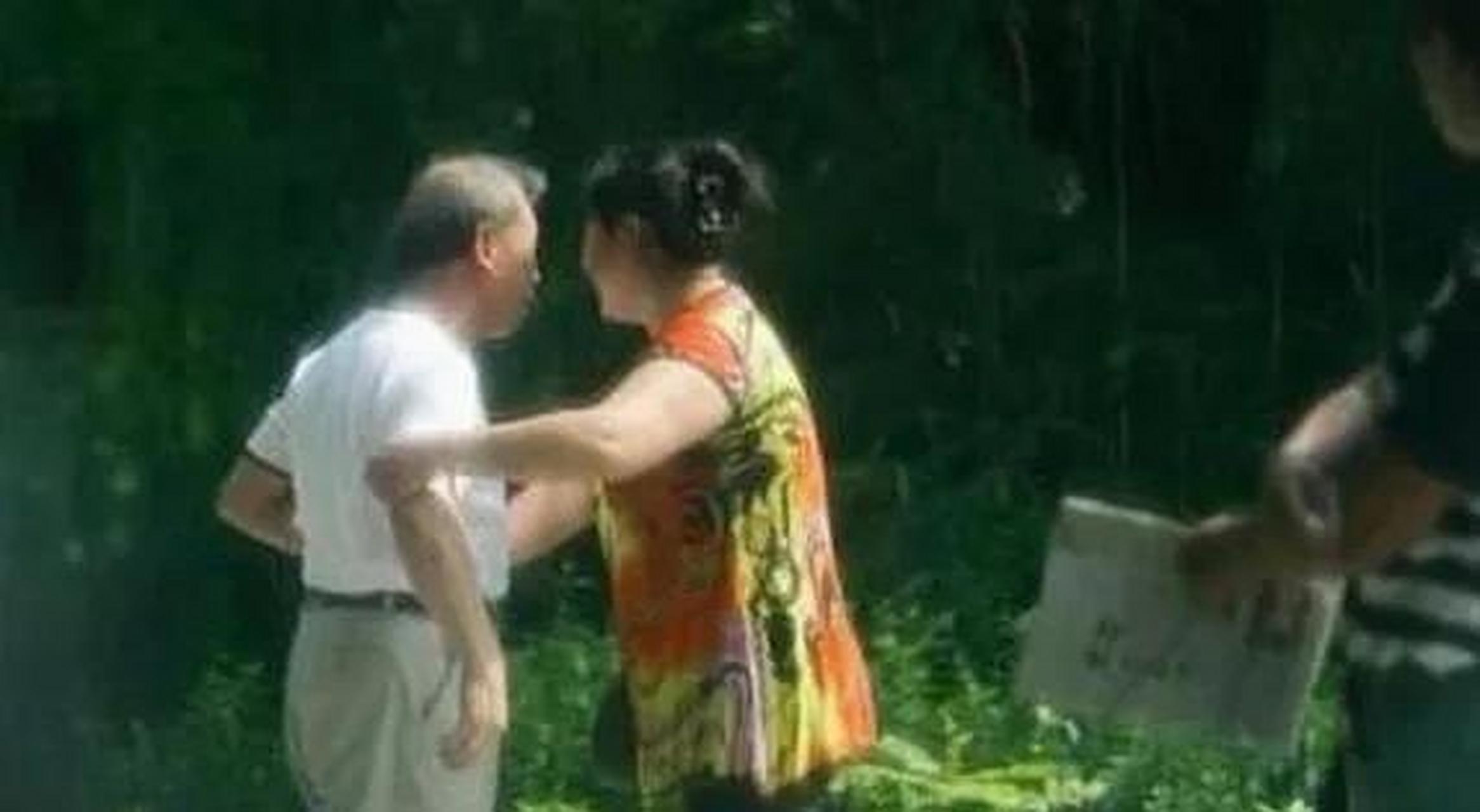 50岁大妈在小树林,正在以30元的价格卖淫,被警察当场抓到.