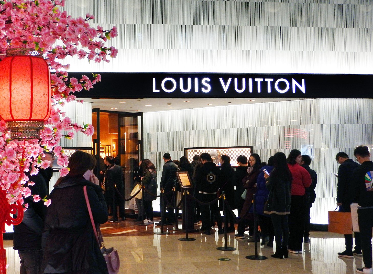 一夜涨幅54%!基金跑不过lv,顾客涨价前忙剁手:像赚了一个亿