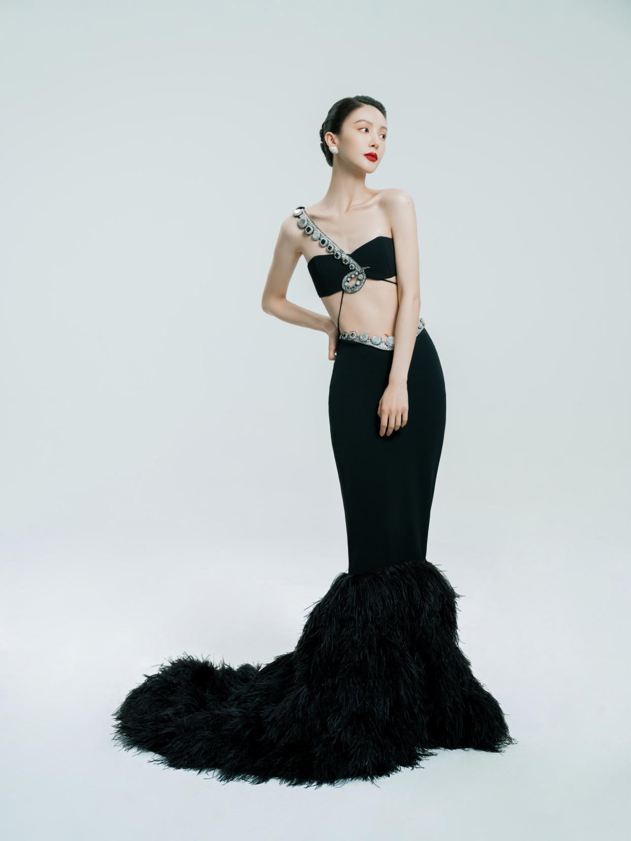 金晨微博之夜惊艳造型释出 抹胸蛮腰鱼尾裙 大胆前卫且很有时髦感