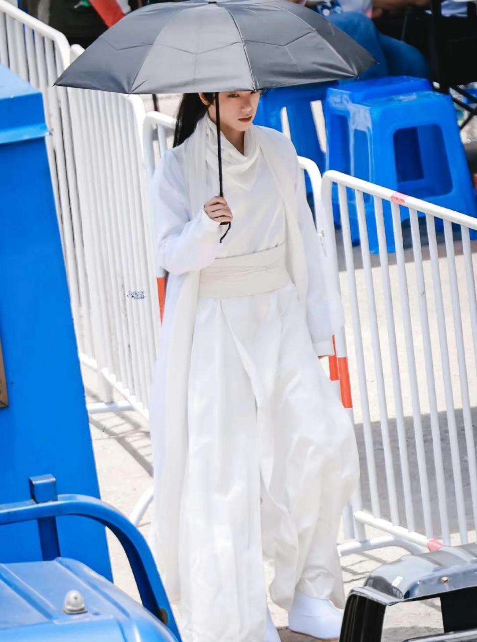 华晨宇萌探2白衣古装造型路透来了,白衣少年就是他,我们的花花!