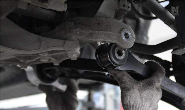 下摆臂换一个还是换一对