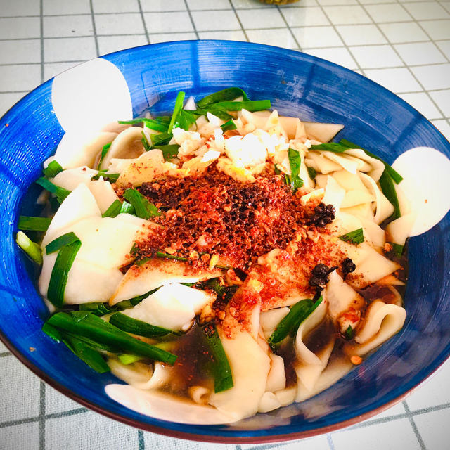 油泼辣子拌面片,一款简单快捷的风味面食