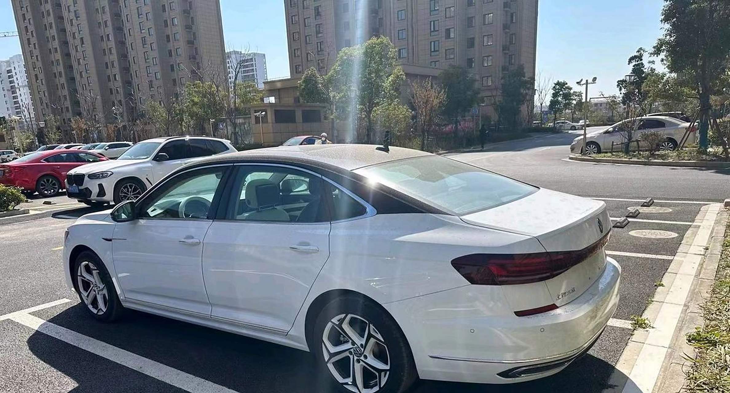 导读:大众帕萨特"新造型"曝光,白色漆面 白色内饰,清新又时尚 大众