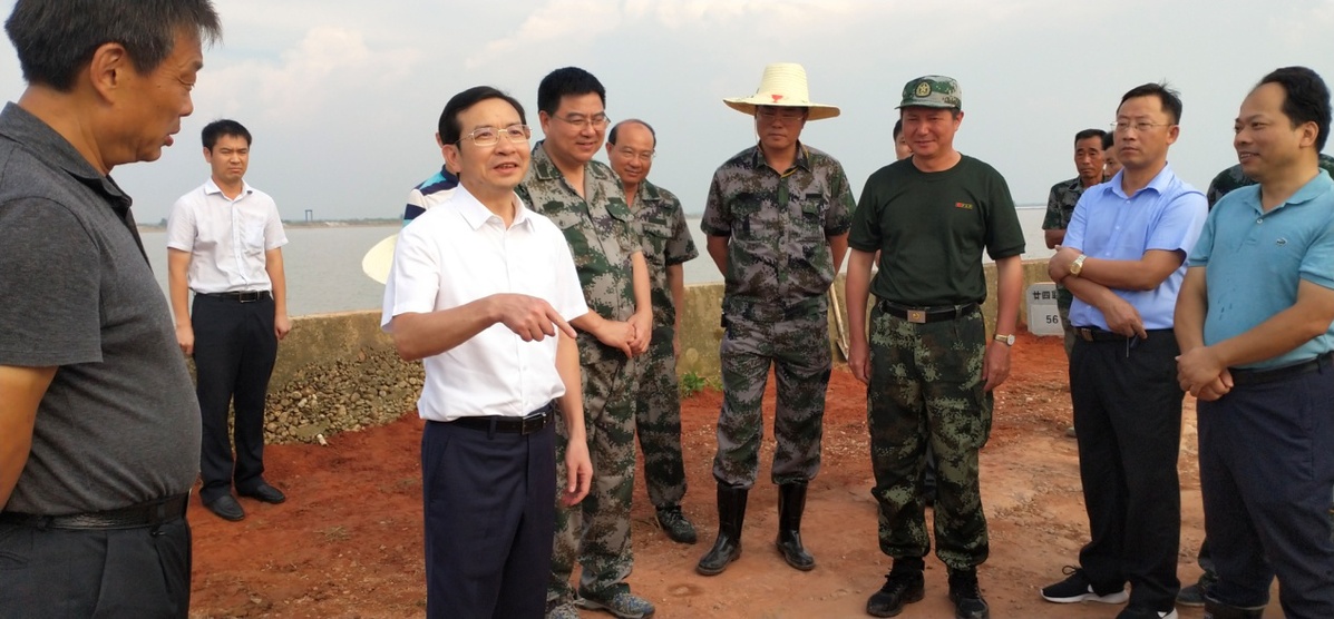 黄喜忠赴恒湖垦殖场防汛大堤看望抗洪一线人员