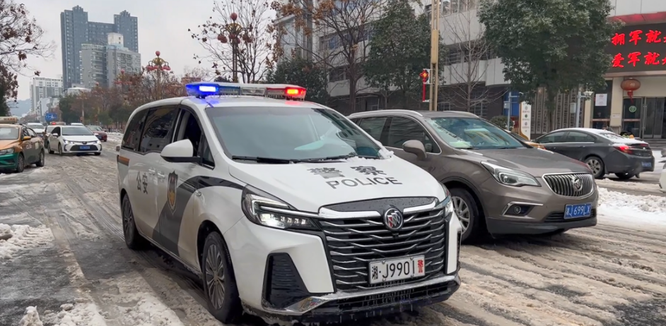 视频|石门:雪天警车开道 护送病人顺利就医