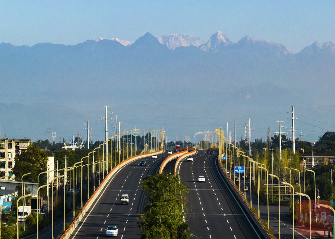 c视觉·遥望雪山76丨成都彭州.在三环遥望龙门雪山