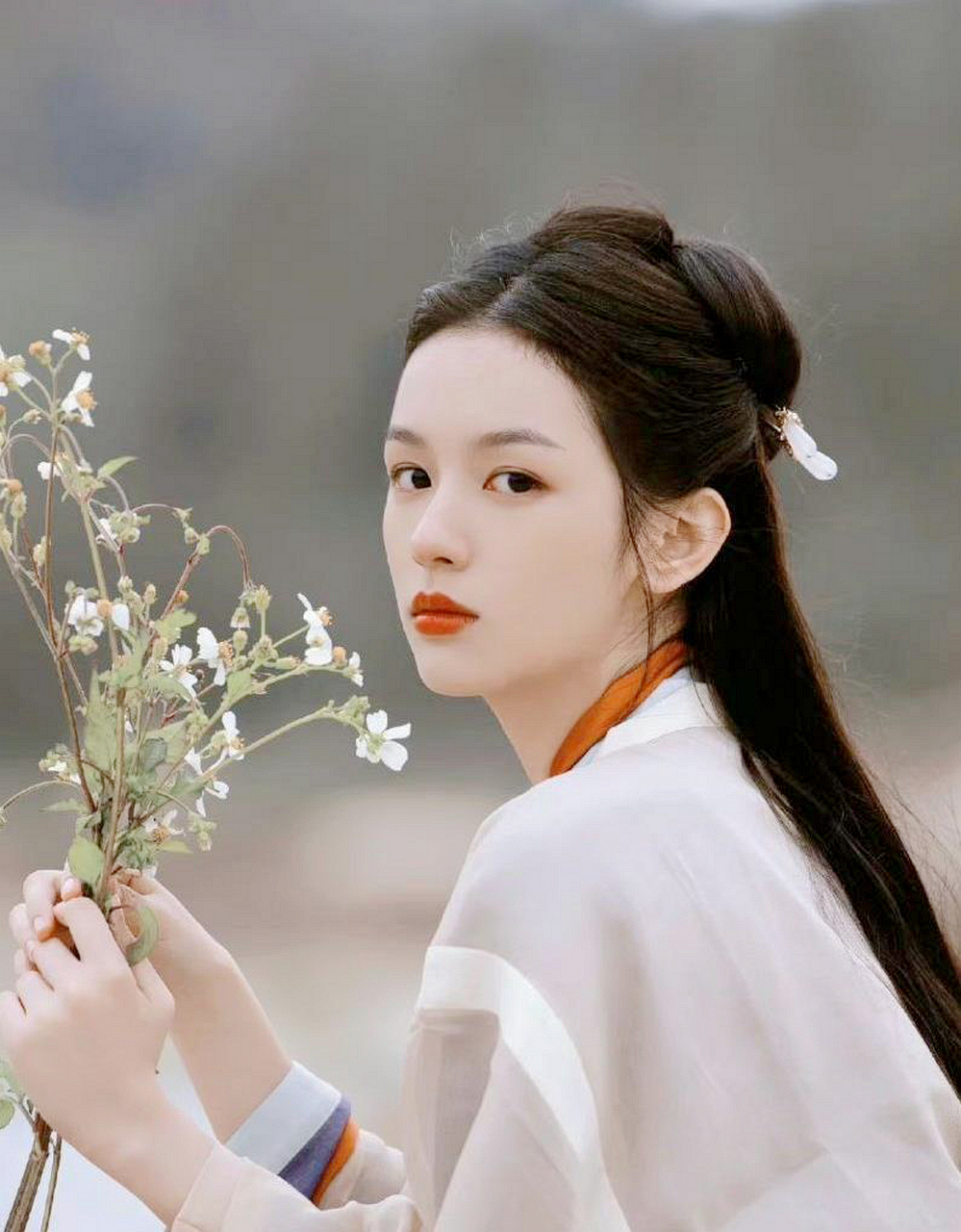 周也的古装太美了,撑伞抬眼真是令人回味无穷.