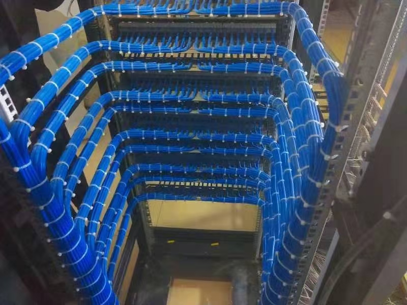 弱电机柜理线是一项非常重要的工作,可以提高机柜内部的美观度和线缆