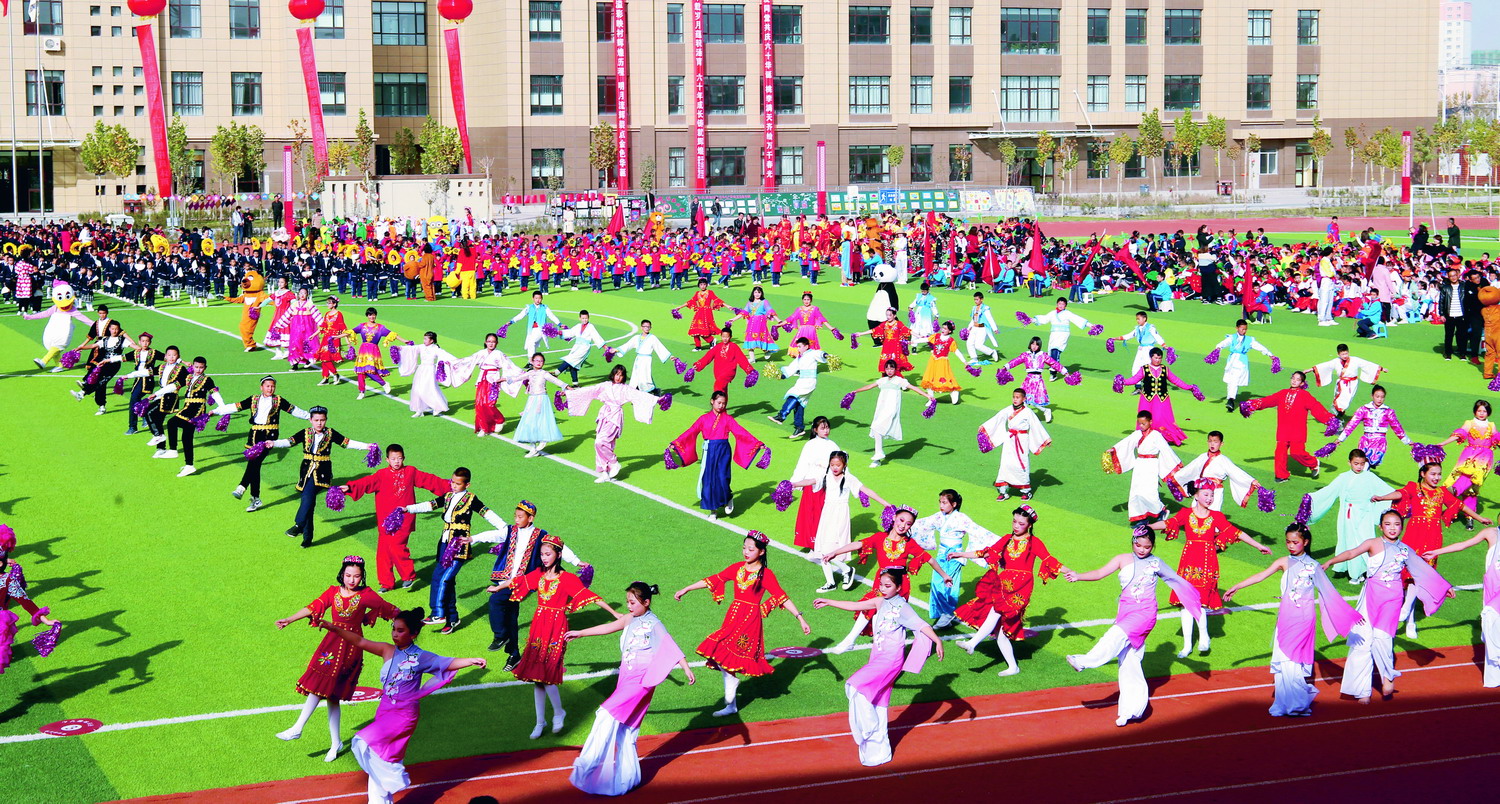 温宿县第二小学各族小朋友同跳一支舞. (资料图)