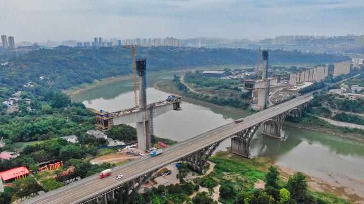 泸州:隆黄铁路施工忙