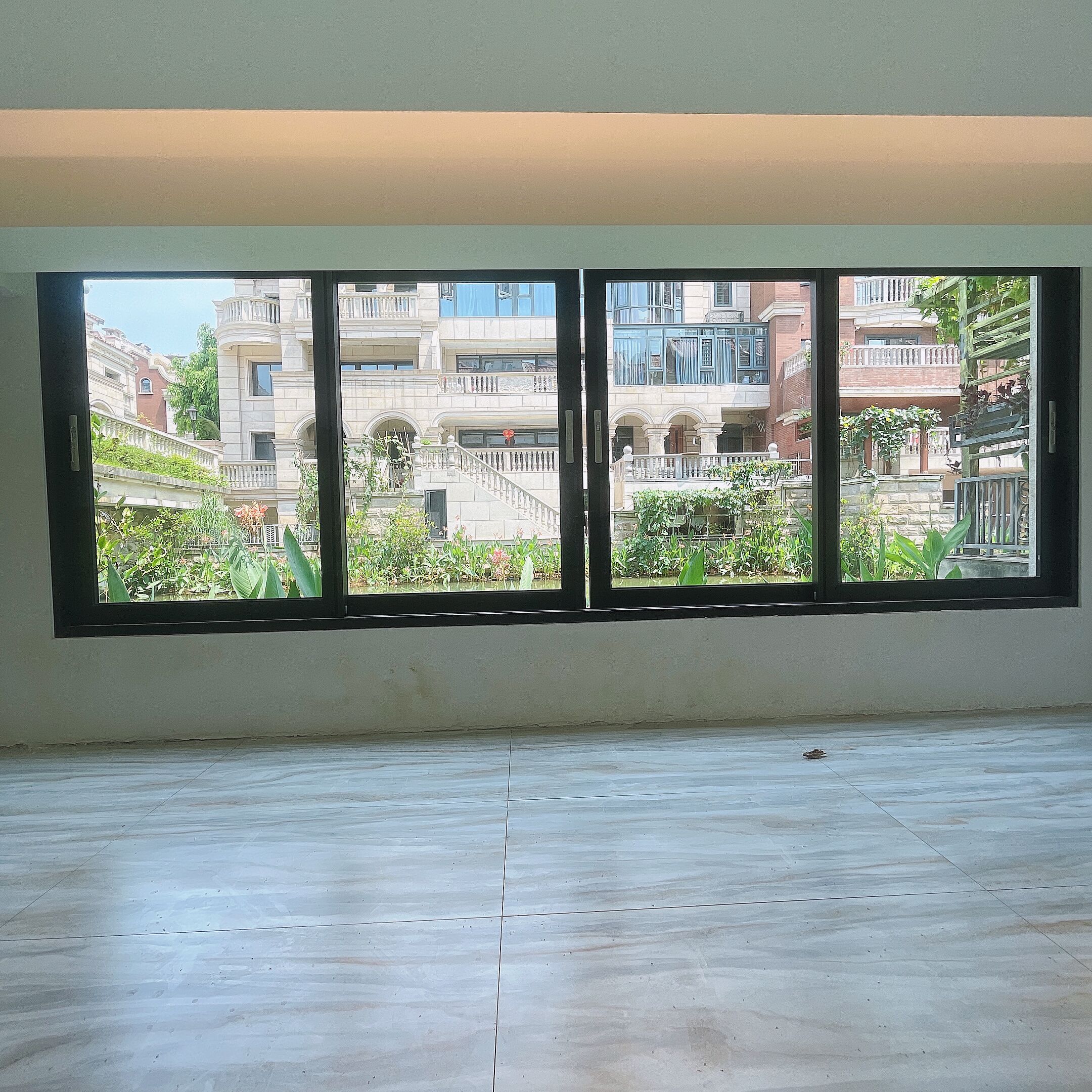 保罗汉纱门窗封阳台|一扇窗的作用,不仅是采光,更是采景