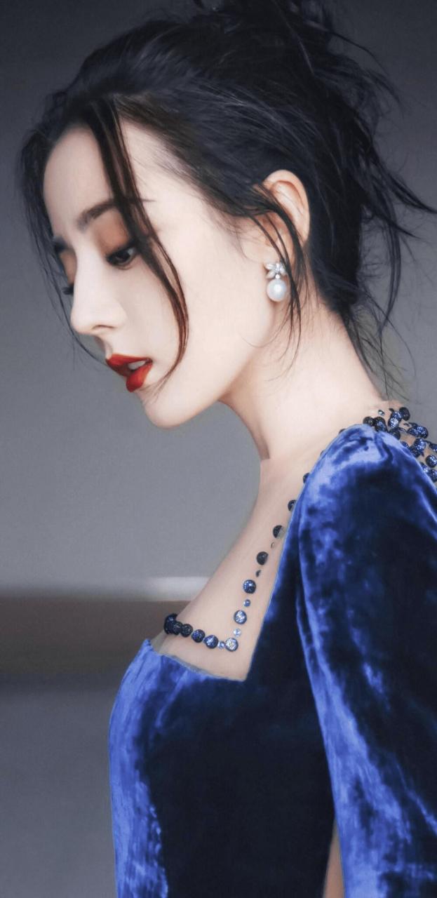 作为备受瞩目的娱乐圈新星之一,中国内地女演员和模特迪丽热巴,因其