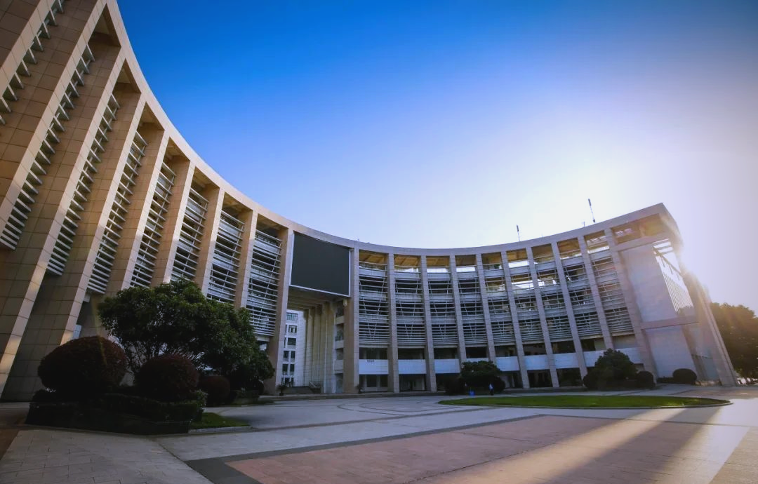 武汉理工大学校园探秘:小易带你遨游美景!