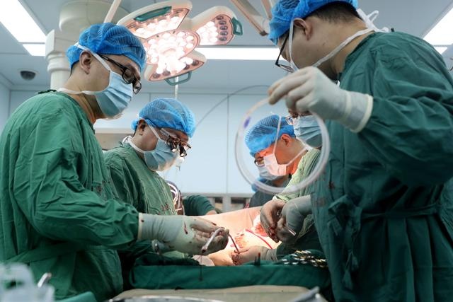 逝者虽离开,生命却再度绽放 经18个小时心脏移植手术病人重获新生