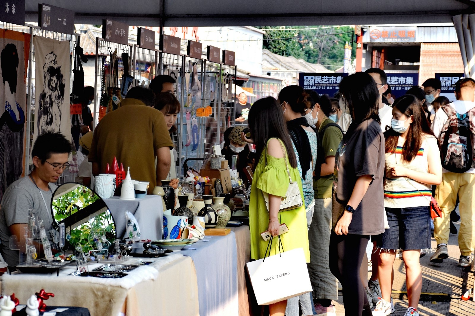 众多年轻人爱上"赶集" 创意市集是门好生意吗