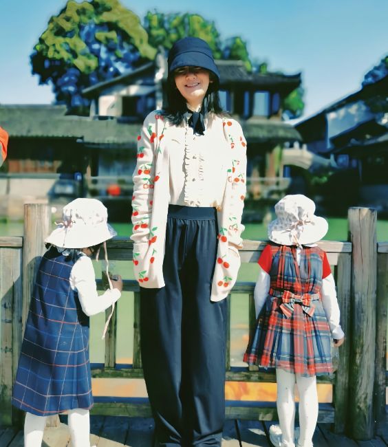 谢娜带仨女儿出街,小腹凸起全程护肚疑怀孕,张杰司机随行照顾