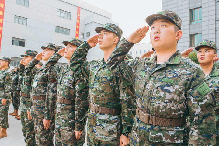 迎着第一缕晨光 武警浙江总队各支队举行升国旗仪式