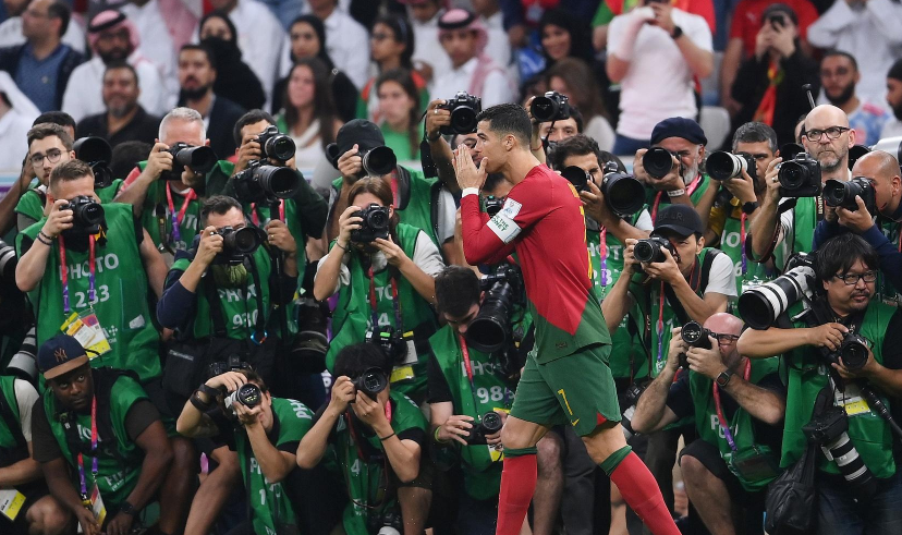 有啥好看的?c罗喝水一幕:数十名记者狂拍,女工作人员示意淡定