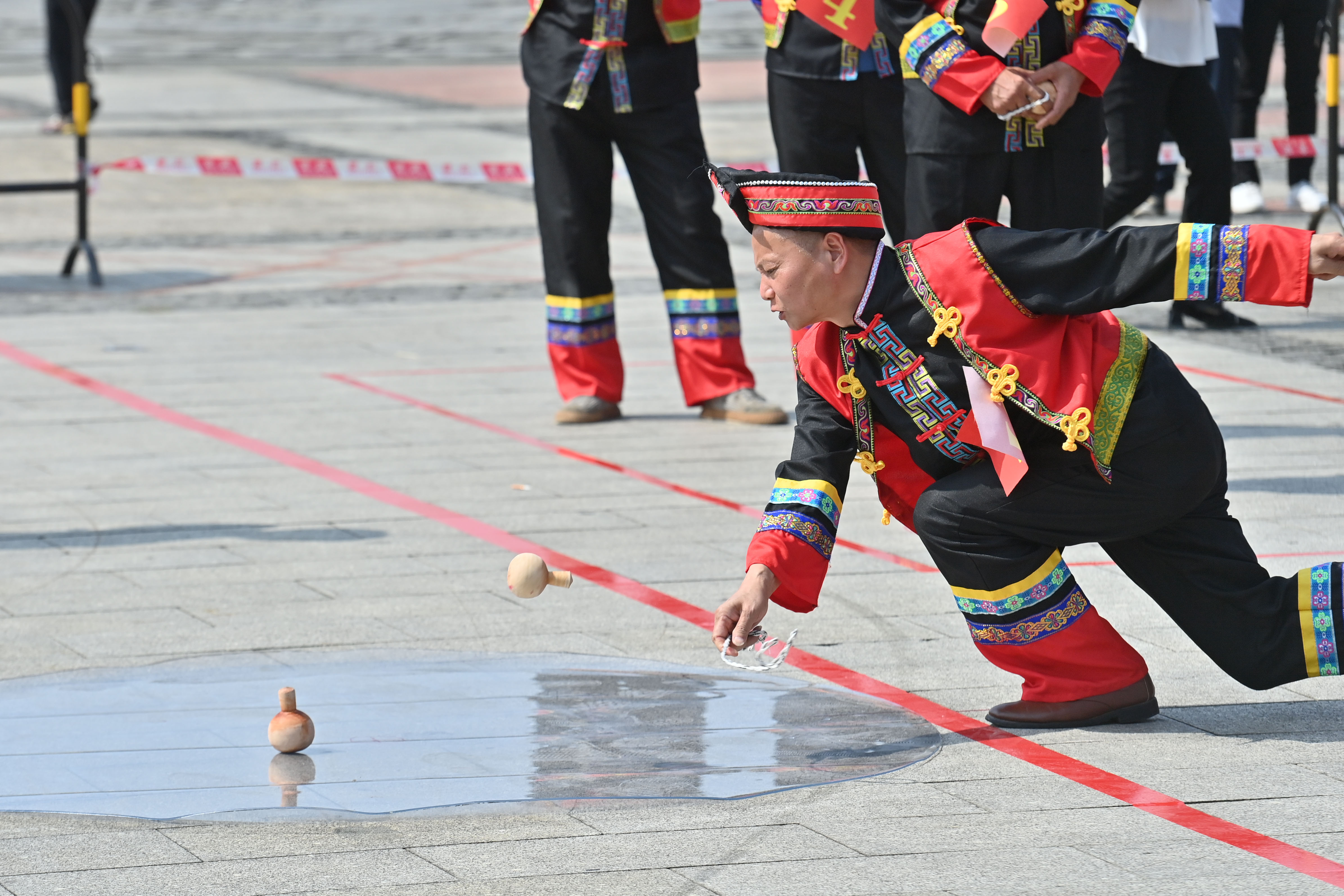 广西河池:五一假期赛陀螺