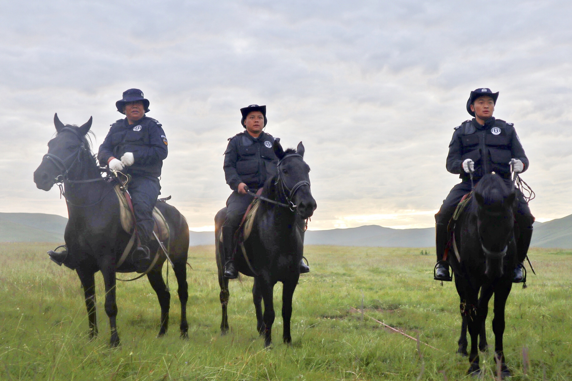 马背上的骑警队:为草原牧民守平安