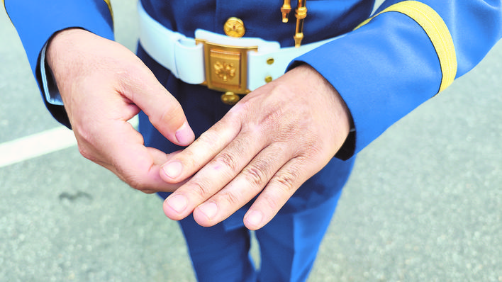 爆燃瞬间,他将队友挡在身后