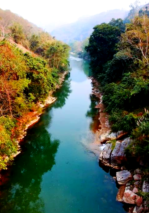 南溪河,作为红河的重要一级支流,其源头位于蒙自鸣鹫,自北向南穿越