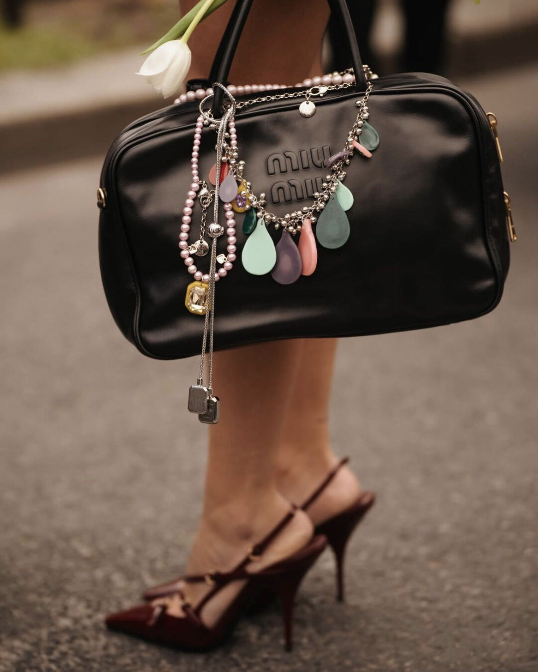 工装夹克,超短裤,也是miu miu girls率先在包上挂起皮绳,钥匙,行李牌