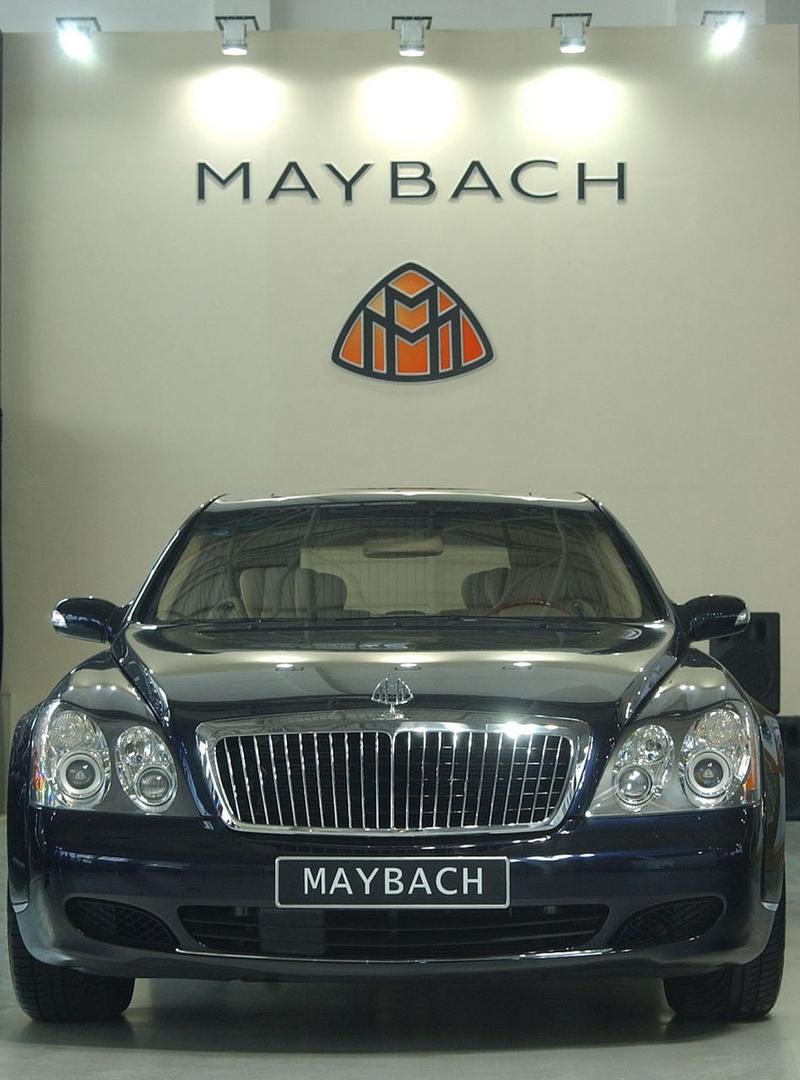 奔驰迈巴赫车标如何体现其品牌高端定位?