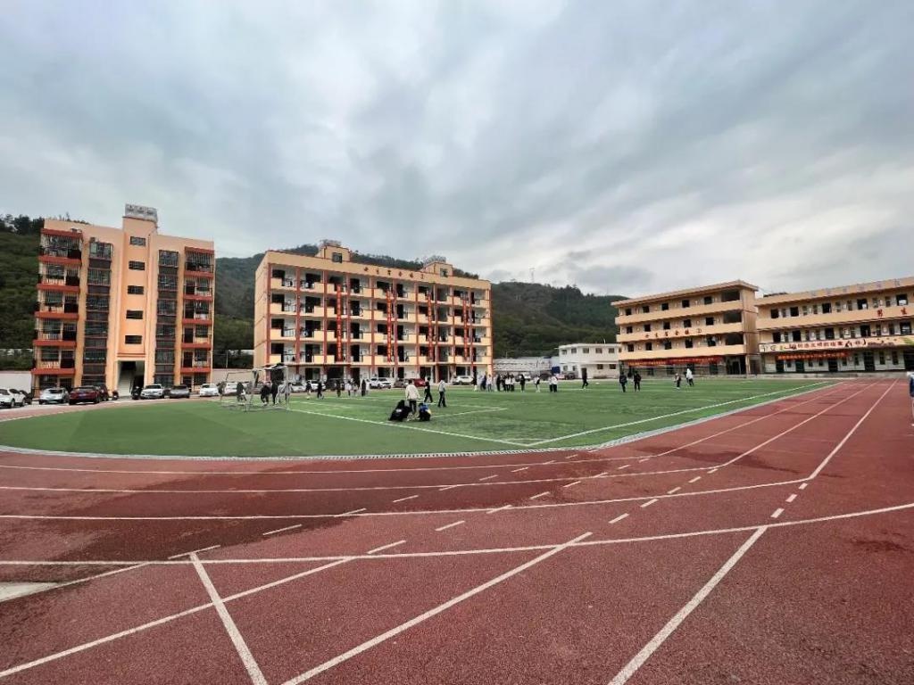 深晚报道|光明区高级中学初中部骨干教师赴广西田林潞城中学帮扶交流
