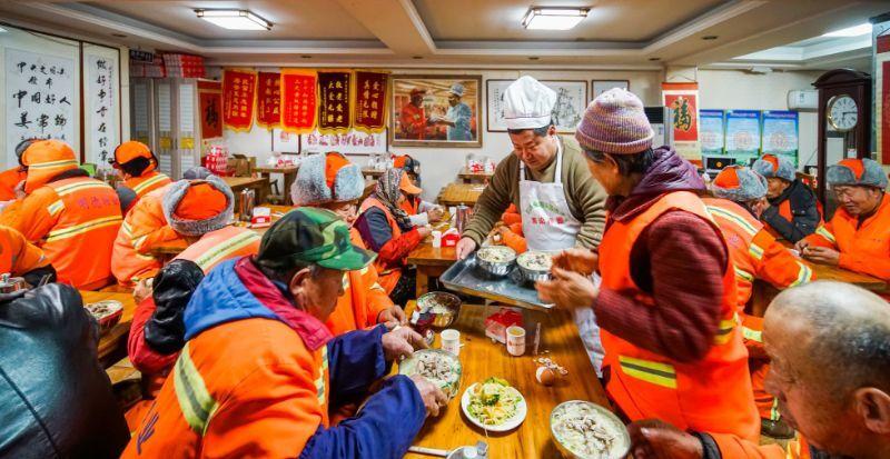 寒冬送温暖!海阳市民姜常论连续十一年为环卫工人送上爱心面