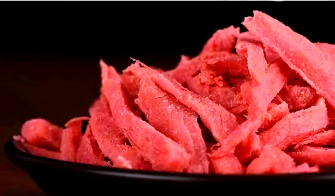 昔日的红姜,与现今的华丽包装截然不同,它静静地躺