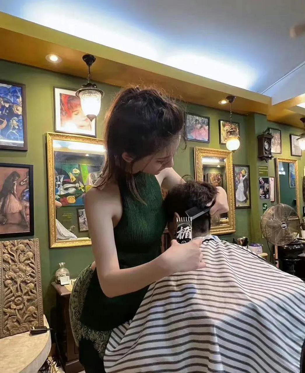 【最近,一组美女理发师老板穿着暴露,为男顾客理发的照片流传于网络.