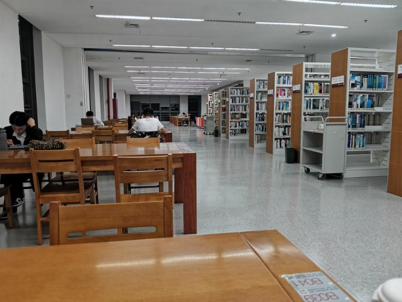 校园双节汇|山东师范大学学生中秋夜在图书馆读书