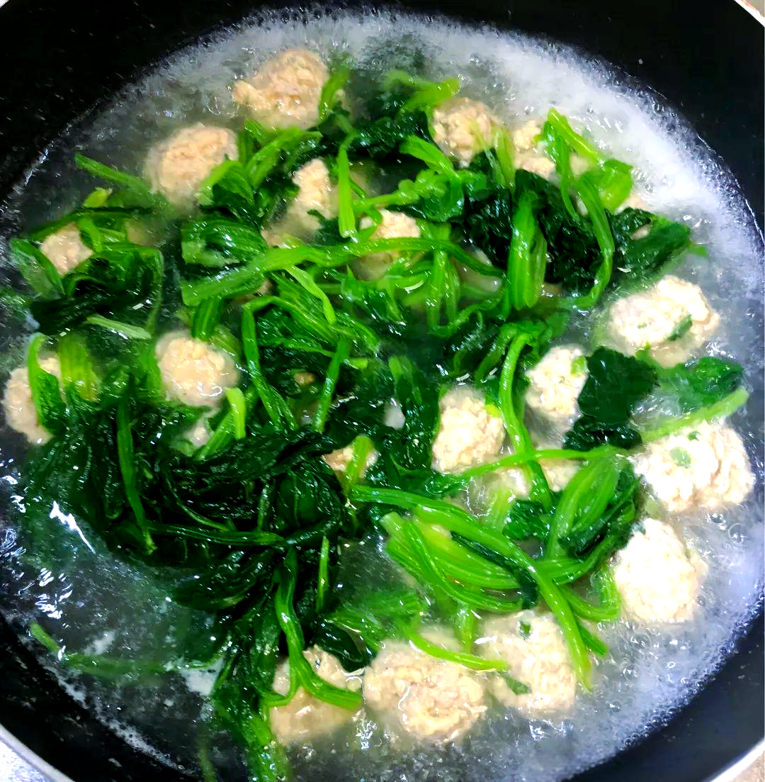 菠菜丸子汤:秋日暖阳下的美味滋养