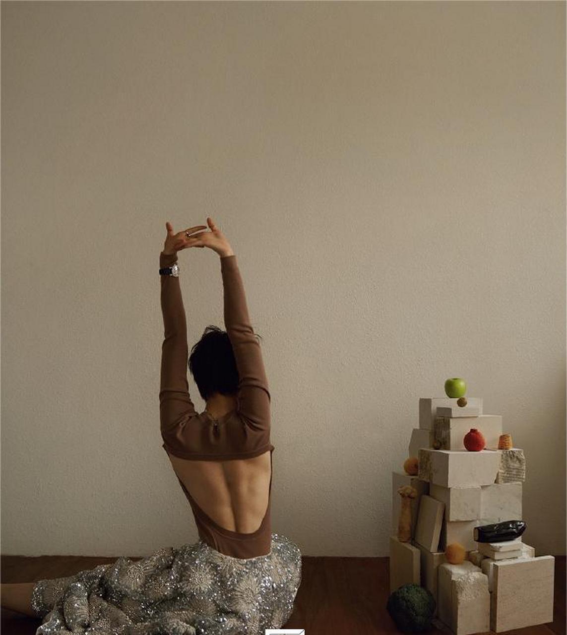 近日,孙俪发布写真照,只见孙俪身穿露背装,身材纤细,楚楚动人.