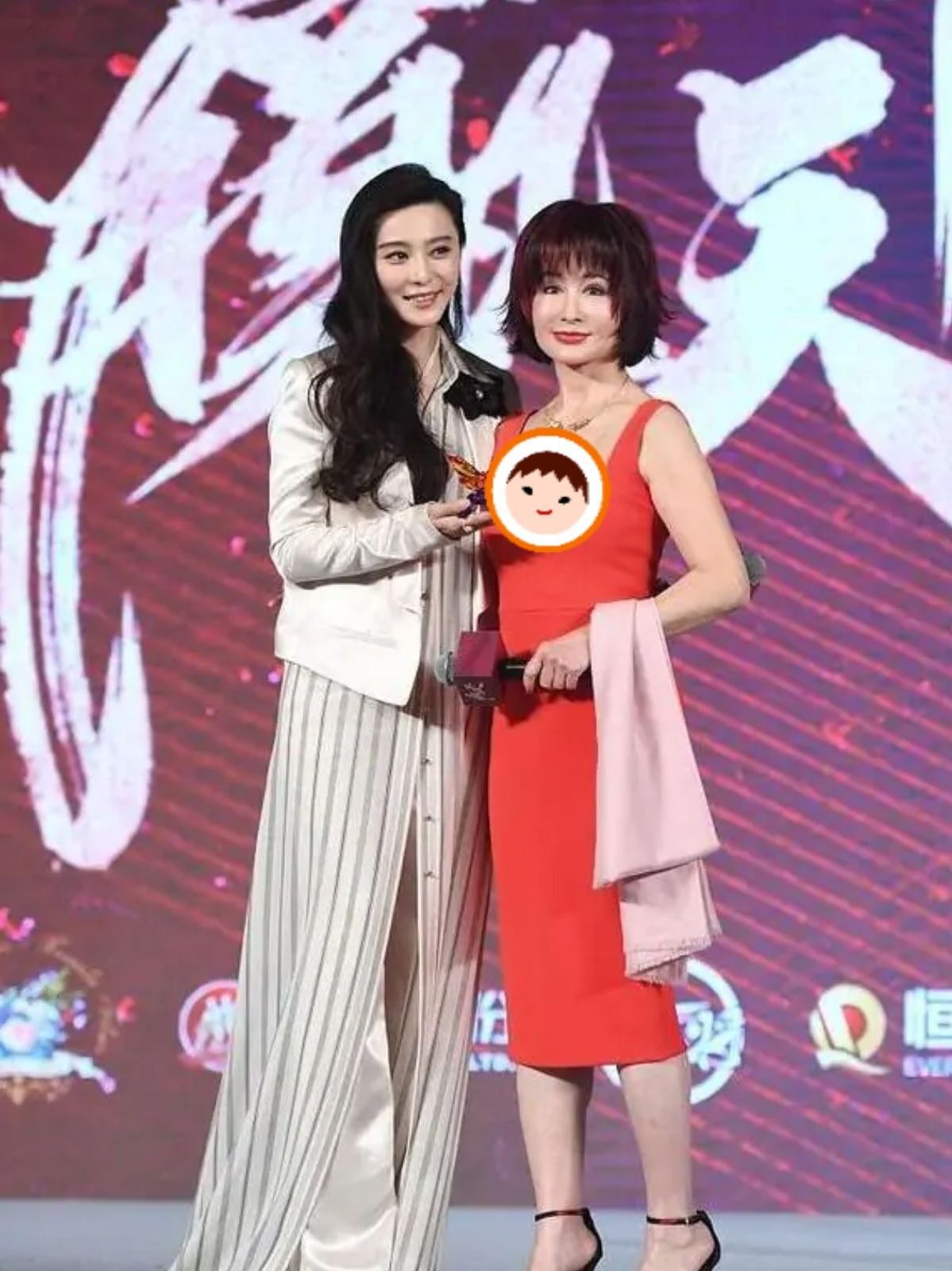 会保养真重要,潘迎紫同框范冰冰也不输,穿上红裙之后更是动人